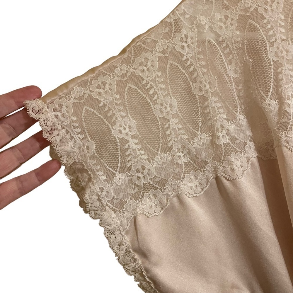 Carole Hochman Beige Lace Trimmed Satin Feel Robe Size Small - Picture 10 of 12